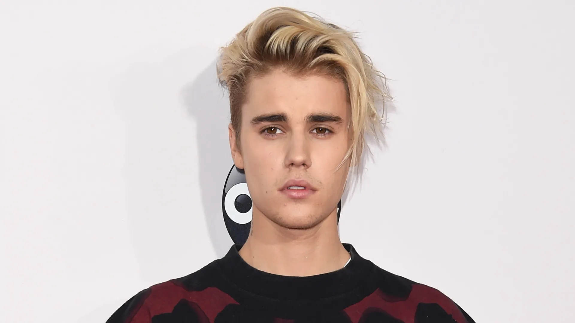 Recording artist Justin Bieber attends the 2015 American Music Awards at Microsoft Theater on November 22, 2015 in Los Angeles, California. (Photo by Jason Merritt/Getty Images)