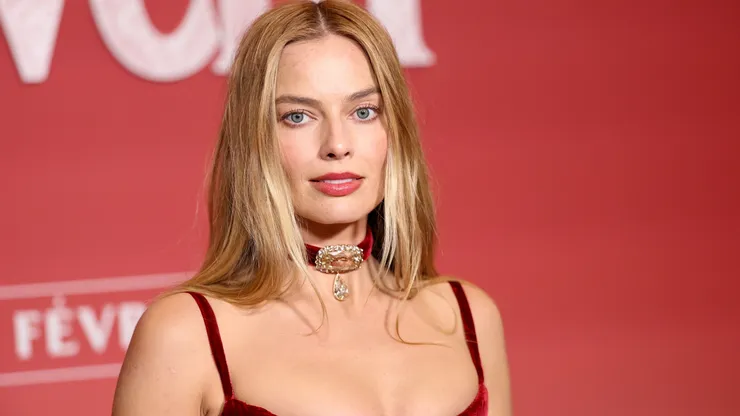 Margot Robbie attends the "Hurlevent" Photocall at Le Grand Rex on February 02, 2026 in Paris, France.