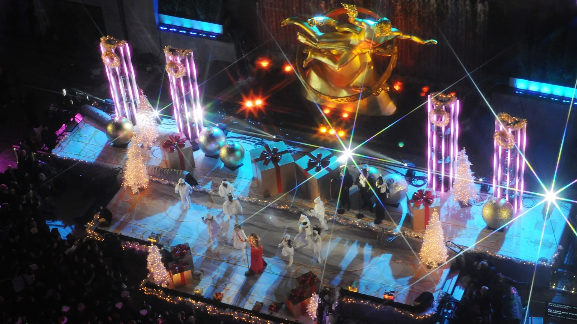 Mariah Carey performs at the 82nd annual Rockefeller Christmas Tree Lighting Ceremony at Rockefeller Center on December 3, 2014 in New York City. (Photo by Brad Barket/Getty Images)
