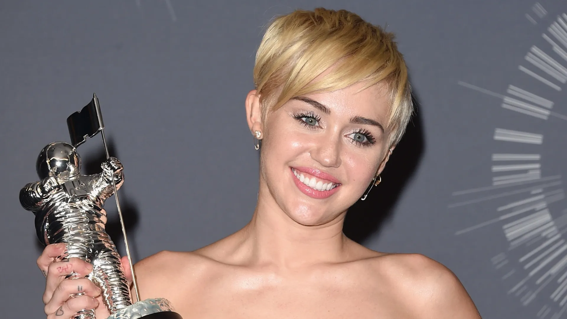 Singer Miley Cyrus, winner of Video of the Year award for “Wrecking Ball”, poses in the press room during the 2014 MTV Video Music Awards at The Forum on August 24, 2014 in Inglewood, California. (Photo by Jason Merritt/Getty Images for MTV)