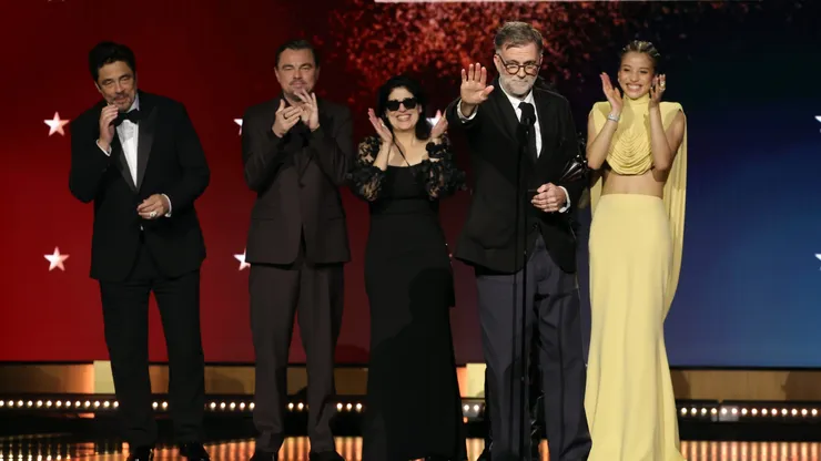(L-R) Benicio del Toro, Leonardo DiCaprio, Cassandra Kulukundis, Paul Thomas Anderson and Chase Infiniti, winners of the Best Picture Award for "One Battle After Another", speak onstage during the 31st Annual Critics Choice Awards at Barker Hangar on January 04, 2026 in Santa Monica, California.