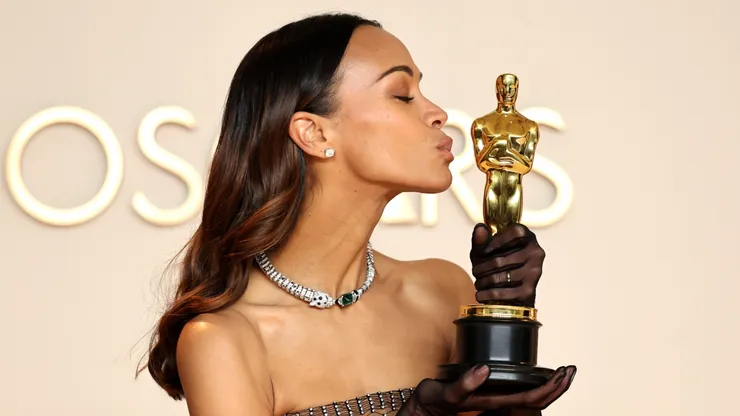Zoe Saldaña, winner of the Best Actress in a Supporting Role for “Emilia Pérez”, poses in the press room during the 97th Annual Oscars at Ovation Hollywood.