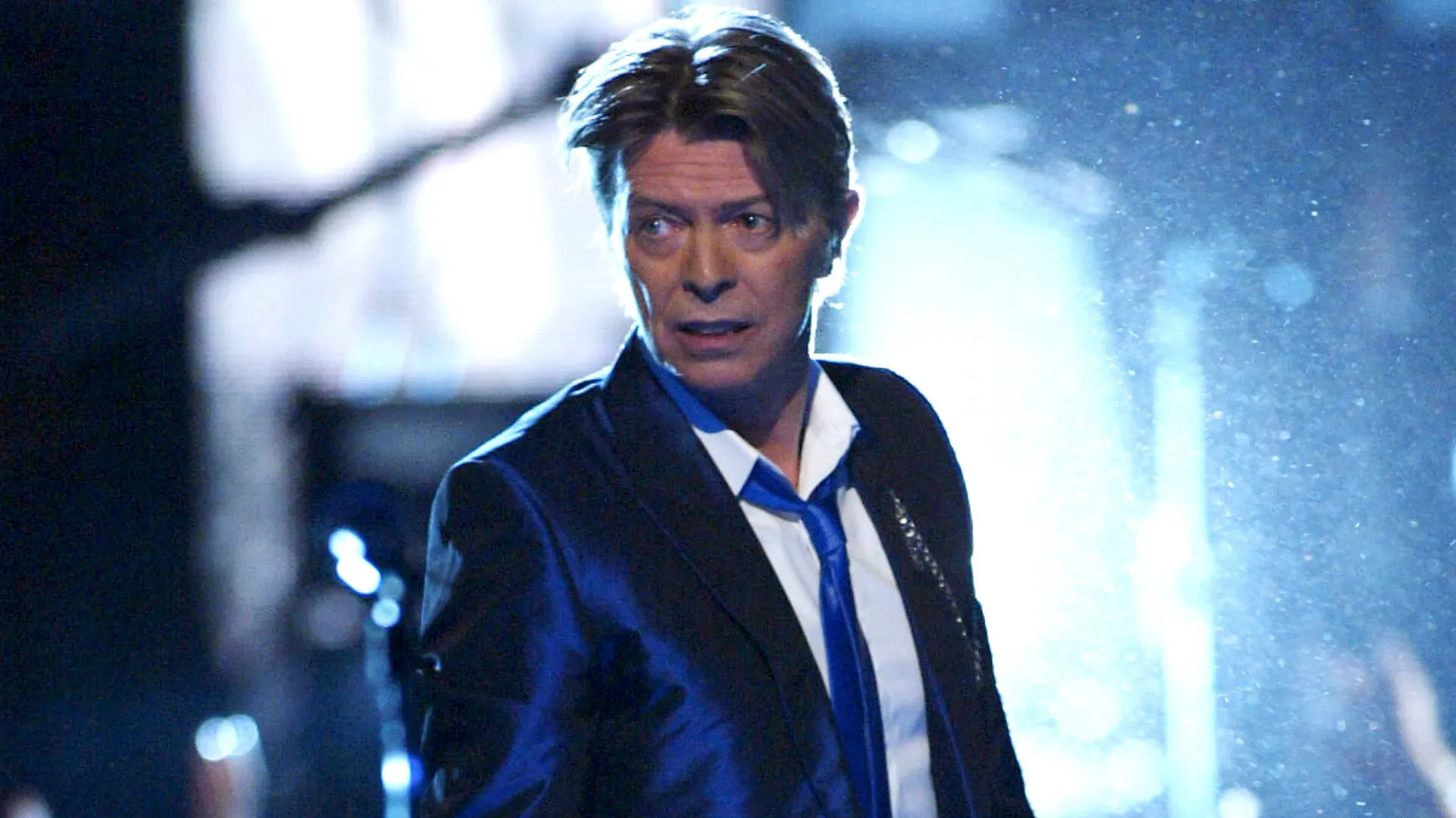 David Bowie onstage performing at the 2002 VH1 Vogue Fashion Awards. (Source: Scott Gries/Getty Images)