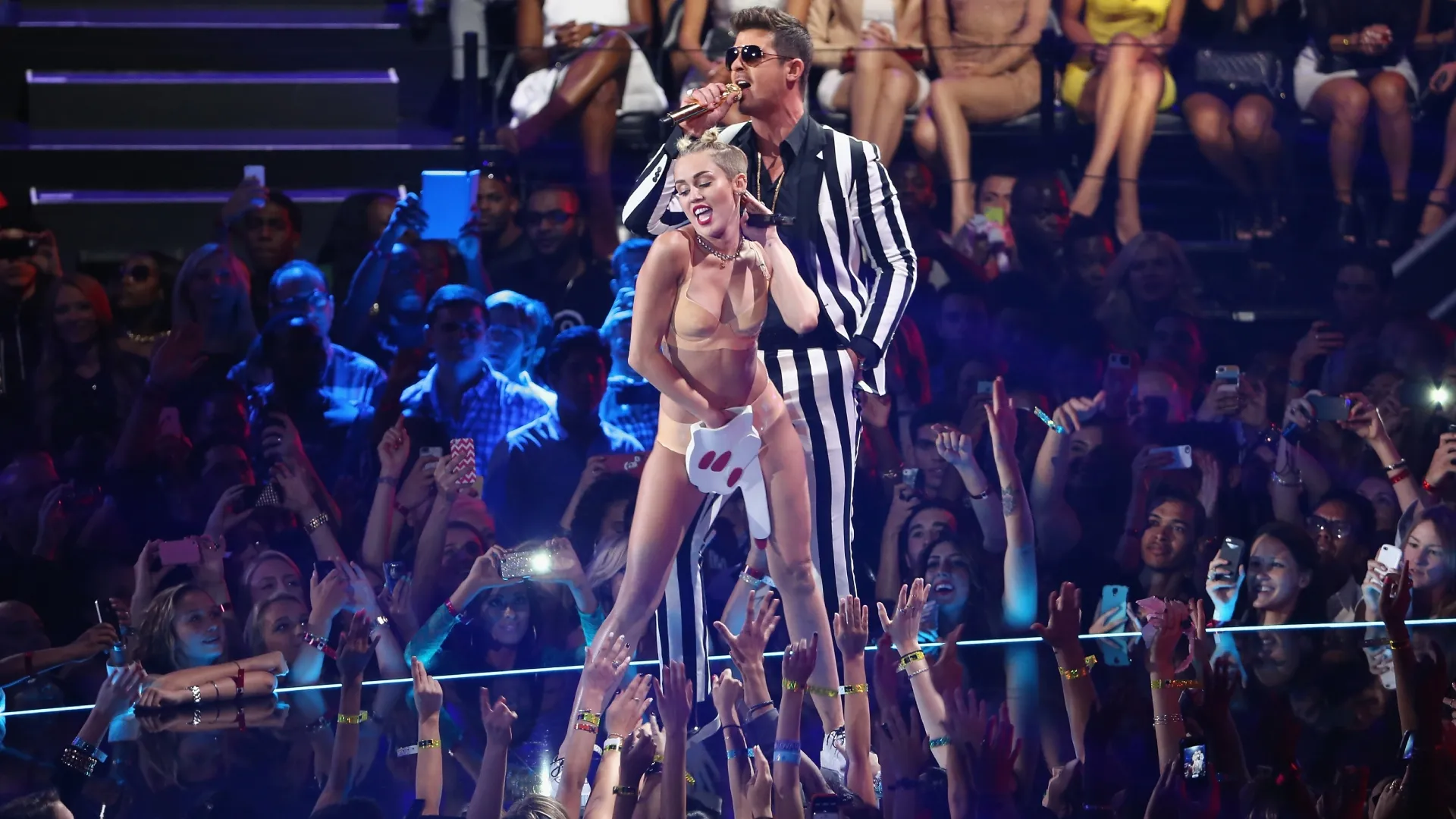 Miley Cyrus and Robin Thicke (Source: Neilson Barnard/Getty Images for MTV)