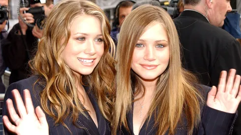 Twin sisters Ashley (L) and Mary-Kate Olsen arrive at The Avenue May 7, 2002 in London to launch their brand of clothes in the United Kingdom.