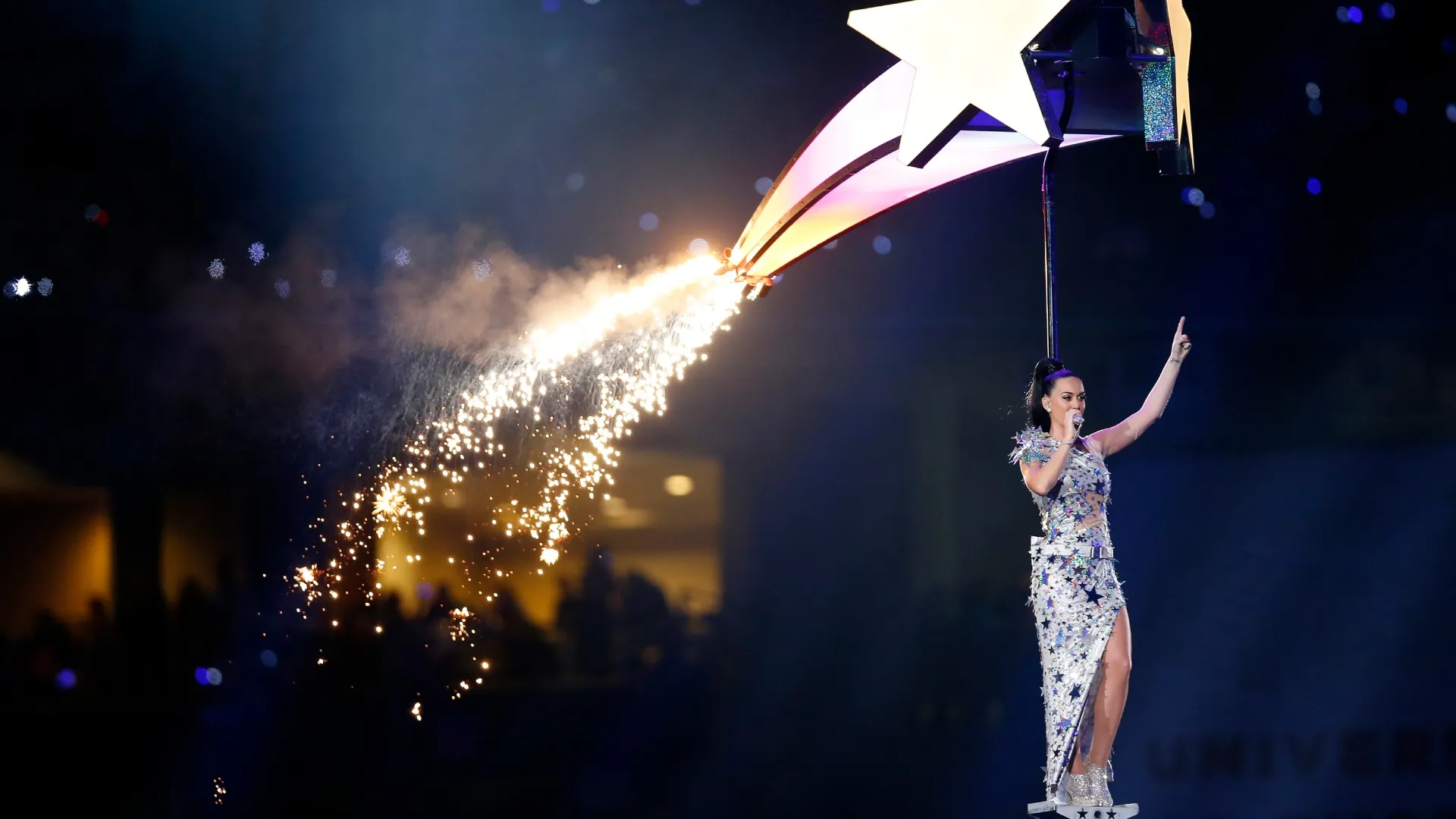 Singer Katy Perry performs during the Pepsi Super Bowl XLIX Halftime Show at University of Phoenix Stadium on February 1, 2015 in Glendale, Arizona. (Photo by Tom Pennington/Getty Images)