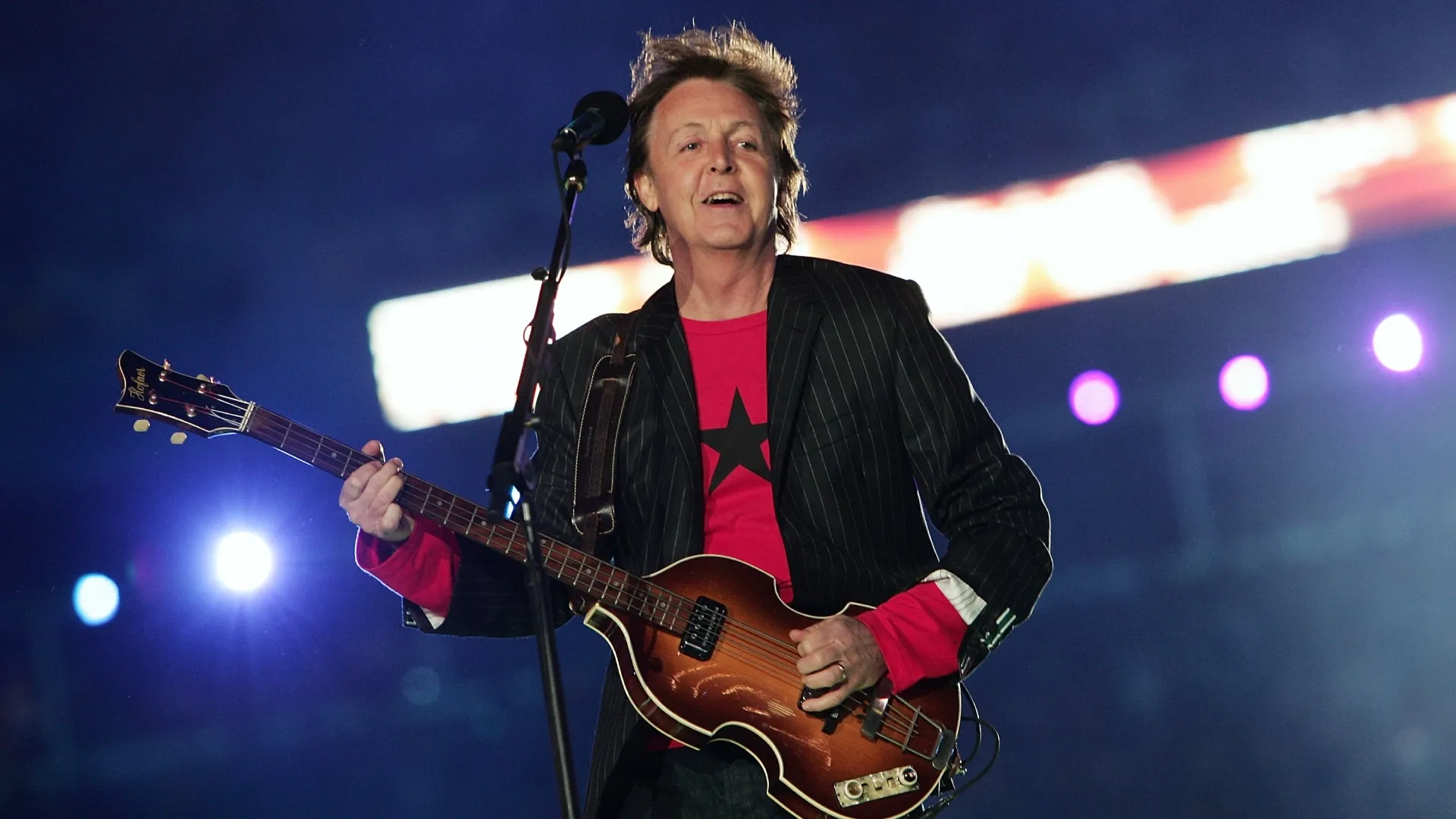 Singer Paul McCartney performs during the Super Bowl XXXIX halftime show at Alltel Stadium on February 6, 2005 in Jacksonville, Florida. (Photo by Jed Jacobsohn/Getty Images)