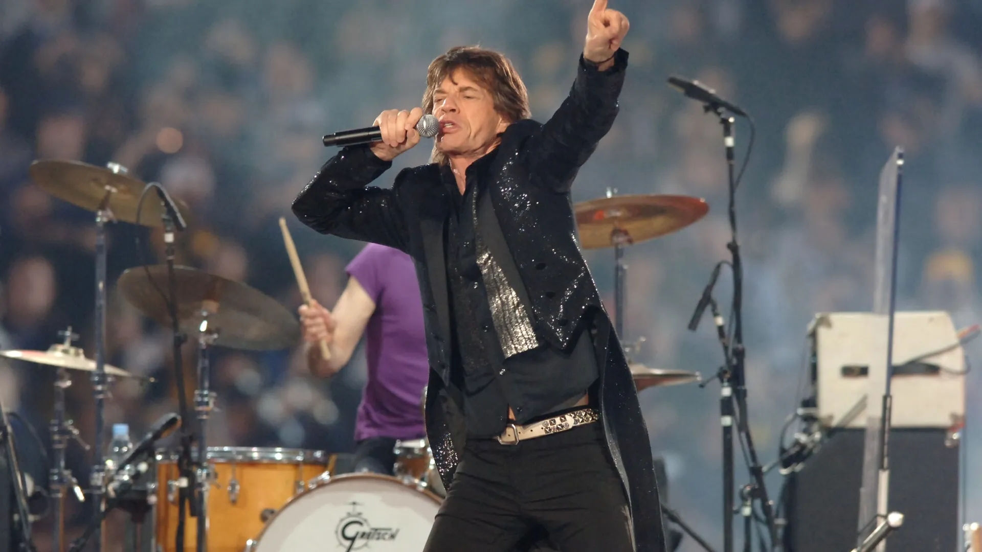 Mick Jagger of The Rolling Stones performs at halftime during Super Bowl XL between the Pittsburgh Steelers and Seattle Seahawks at Ford Field in Detroit, Michigan on February 5, 2006. (Photo by Theo Wargo/Getty Images)