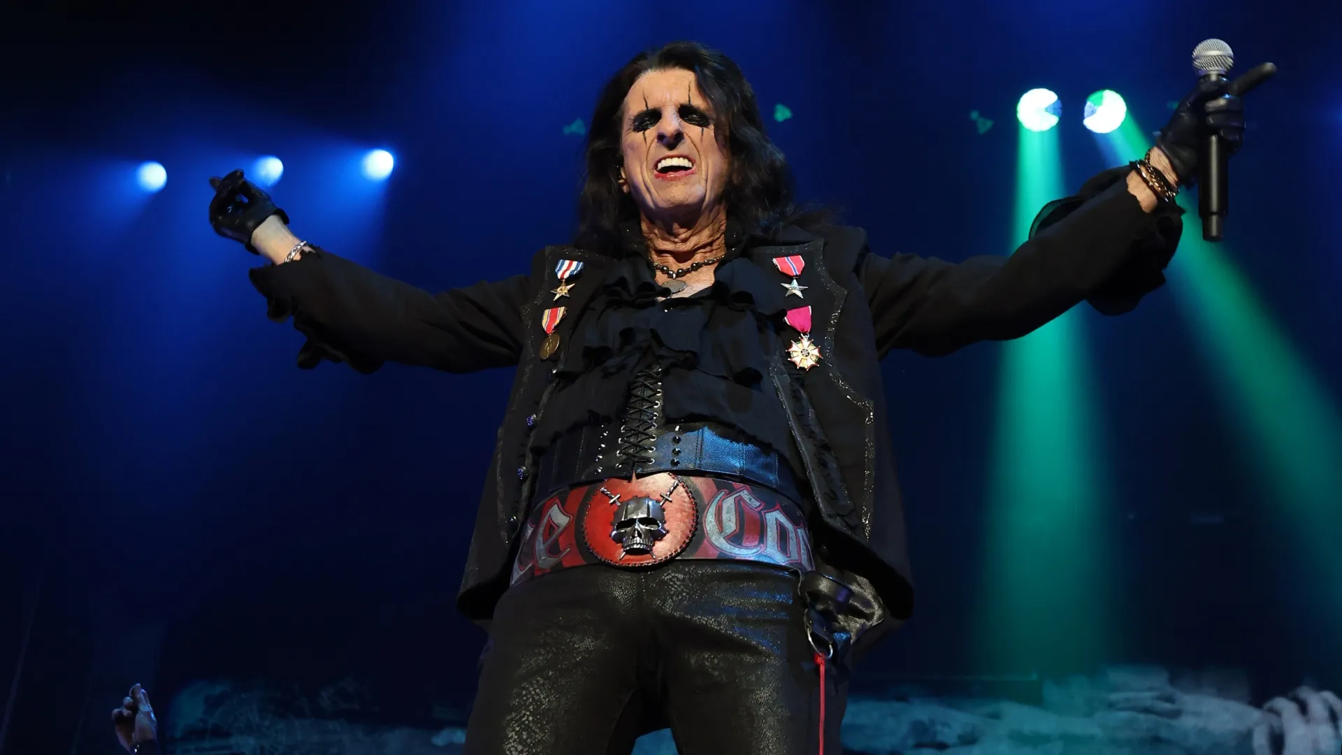 Alice Cooper performs at The Kia Forum on October 19, 2025. (Source: Monica Schipper/Getty Images)