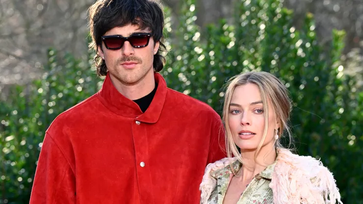Jacob Elordi and Margot Robbie attend the "Wuthering Heights" Photocall at Spencer House on February 04, 2026 in London, England.