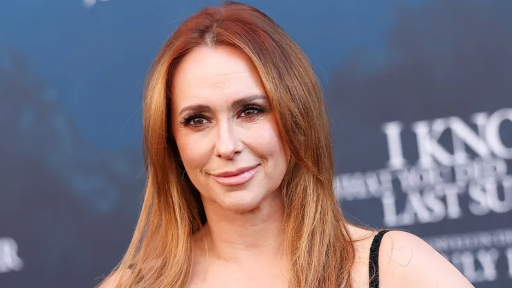 Jennifer Love Hewitt attends the premiere of Columbia Pictures' “I Know What You Did Last Summer” at The United Theater on Broadway.