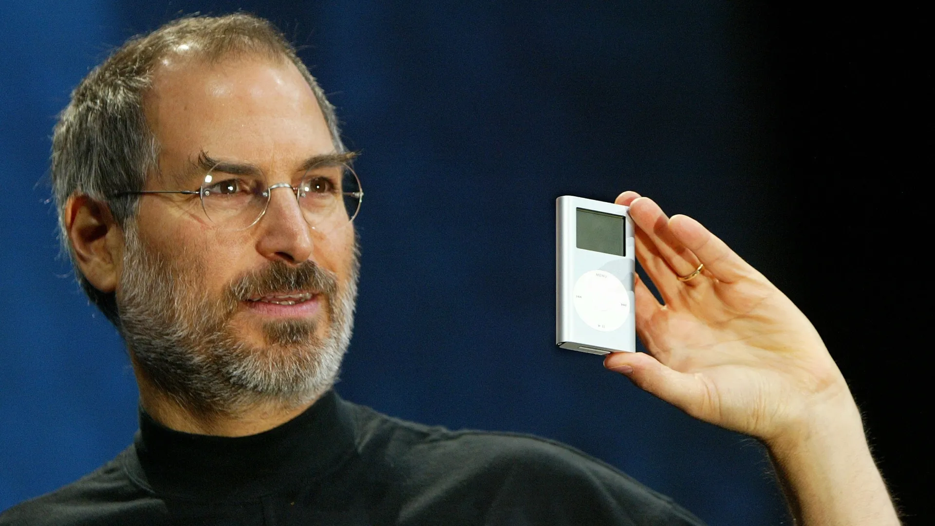 Apple CEO Steve Jobs holds a new mini iPod at Macworld January 6, 2004 (Source: Justin Sullivan/Getty Images)