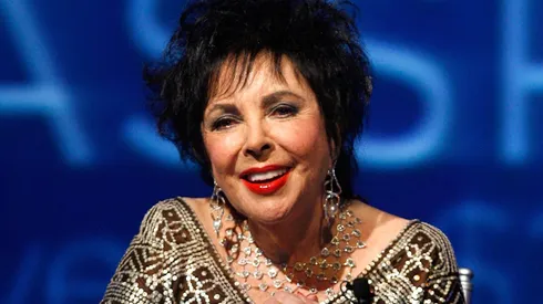 Elizabeth Taylor speaks onstage during the 25th Anniversary celebration gala for Macy's Passport in 2007.