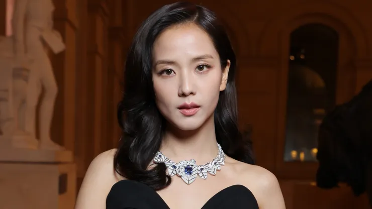 Jisoo attends the "Le Grand Diner du Louvre" Cocktail at Musee du Louvre.