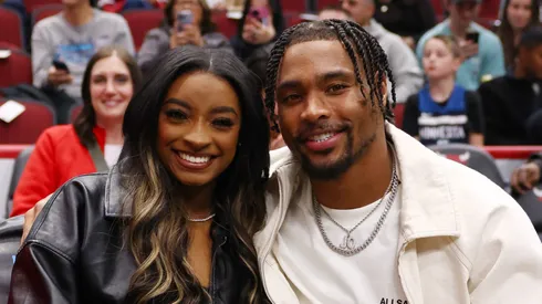 Simone Biles and Jonathan Owens pose for a photo during the first half between the Chicago Bulls and the Minnesota Timberwolves at the United Center.