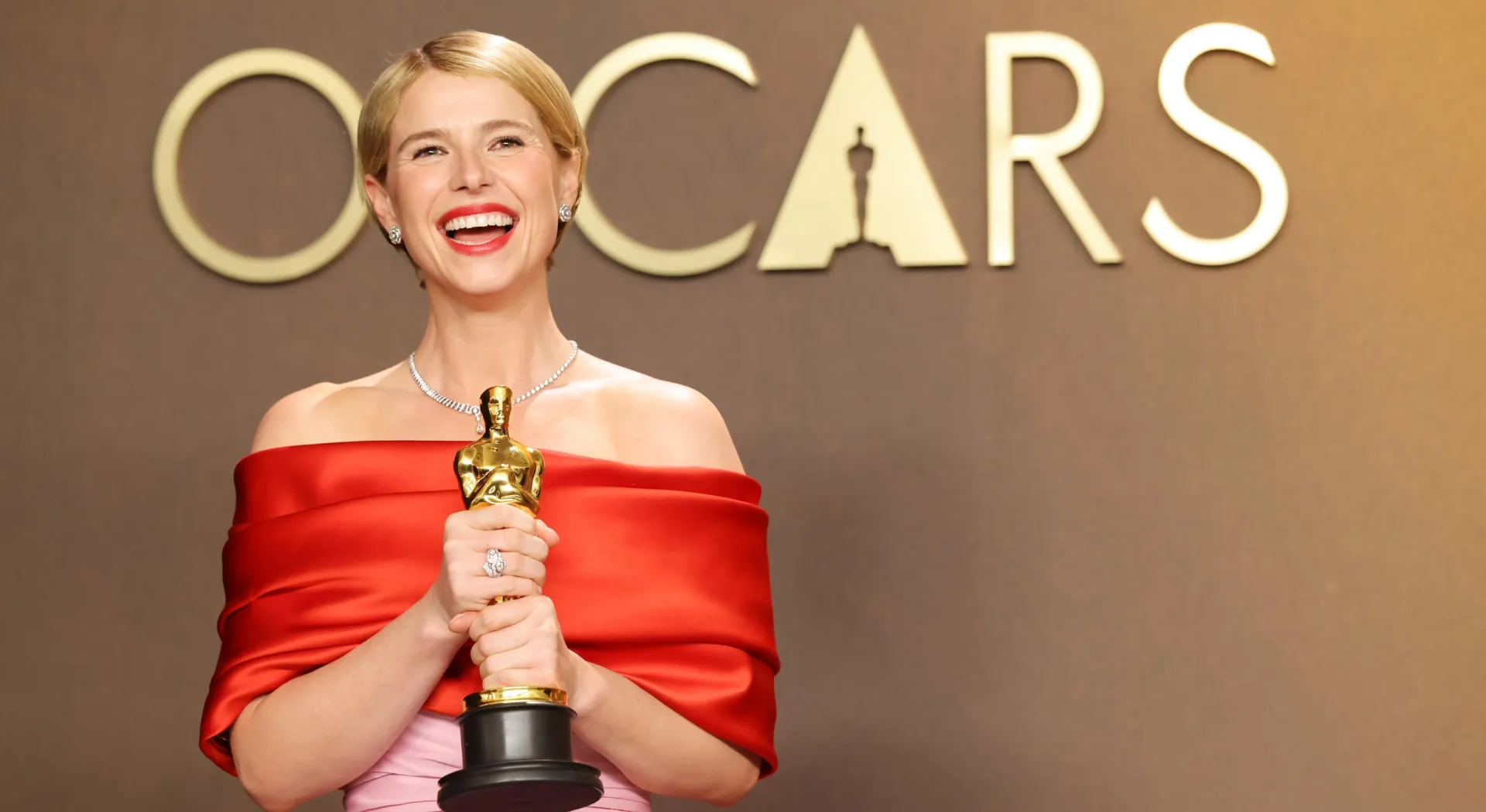 Jessie Buckley, winner of the Best Actress Award for “Hamnet”, poses in the press room during the 98th Oscars at Dolby Theatre on March 15, 2026 in Hollywood, California. (Photo by Mike Coppola/Getty Images)