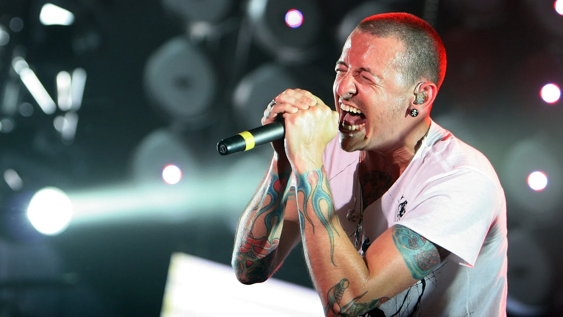Chester Bennington of Linkin Park performs on stage at the Tokyo leg of the Live Earth series of concerts in 2007 (Source: Junko Kimura/Getty Images)
