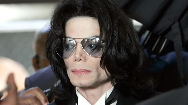 Michael Jackson prepares to enter the Santa Barbara County Superior Court to hear the verdict read in his child molestation case June 13, 2005 in Santa Maria, California.