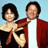 Sally Field Recalls Robin Williams’ Kind Gesture the Day Her Father Died While Filming ‘Mrs. Doubtfire’