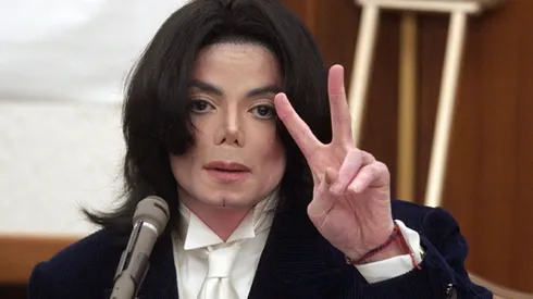 Singer Michael Jackson testifies during his civil trial in Santa Maria Superior Court on December 3, 2002 in Santa Maria, California.
