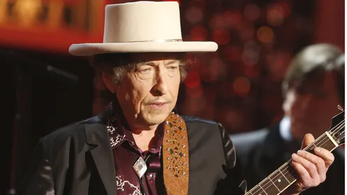 Musician Bob Dylan Performs onstage during the 37th AFI Life Achievement Award: A Tribute to Michael Douglas at Sony Pictures on June 11, 2009 in Culver City, California.