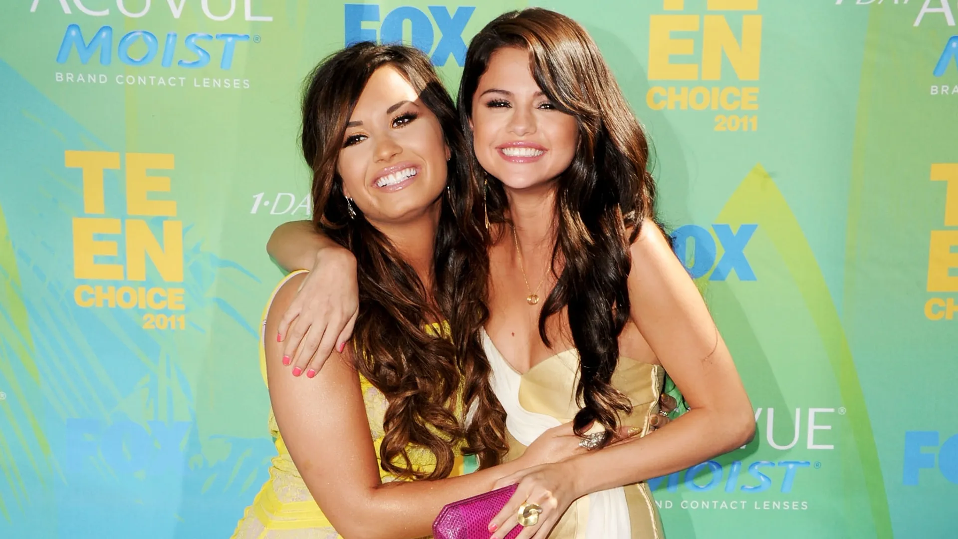 Singer/actresses Demi Lovato (L) and Selena Gomez arrive at the 2011 Teen Choice Awards held at the Gibson Amphitheatre on August 7, 2011 in Universal City, California. (Photo by Jason Merritt/Getty Images)