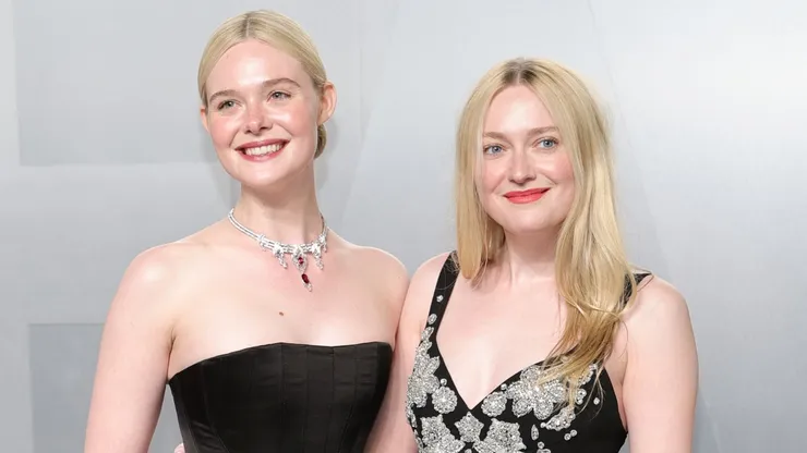 Elle Fanning and Dakota Fanning.