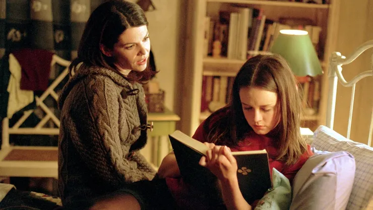 Alexis Bledel and Lauren Graham in Gilmore Girls (2000)