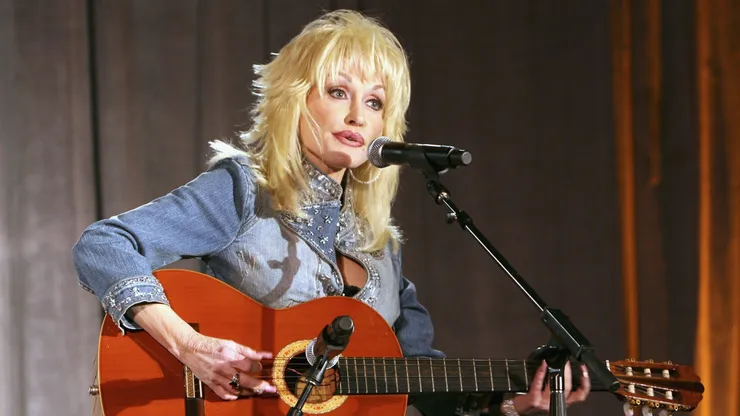 Singer Dolly Parton performs at the Weinstein Co. Pre-Oscar Party at the Pacific Design Center on March 4, 2006 in Los Angeles, California.