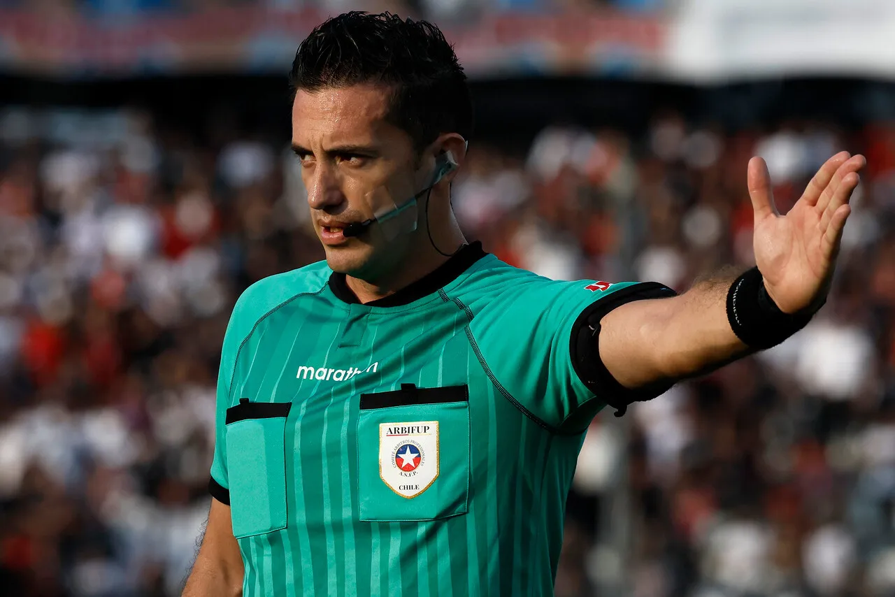 Mario Salvo, el árbitro del partido entre la U y San Felipe por Copa Chile (Photosport)